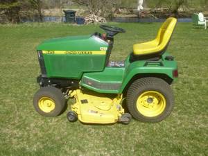 John Deere 425 Lawn Tractor