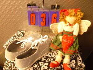 Size 9 tennis shoes & holiday craft. As shown.