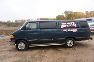lot 7 image: 2000 Dodge Ram 3500 Passenger Van