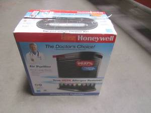 lot 801 image: Honeywell True HEPA 465 sq. ft. Air PurifierAllergen Remover HPA300