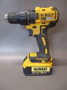 lot 5 image: Dewalt Drill