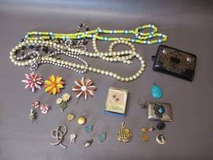 lot 59 image: Jewelry