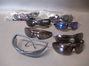 lot 72 image: Glasses