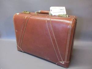 lot 87 image: Vintage suitcase