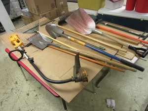 lot 415 image: YARDMAN ELECTRIC WEED TRIMMER, HANDTOOLS, INCLUDING RAKES, SHOVELS, MORE
