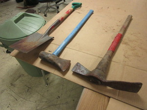 lot 417 image: SLEDGE AXE, PICK MATTOCK, SHOVEL