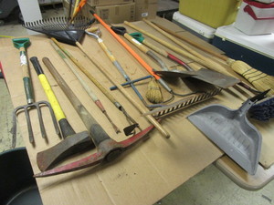lot 418 image: GARDEN TOOLS, RAKES, SLEDGE AXE, MUCK TUB, MORE