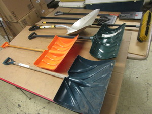 lot 420 image: SNOW SHOVELS, MULTI-PURPOSE SCRAPERS, PUSH BROOM