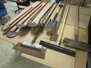 lot 421 image: ASSORTED SHOVELS, HANDTOOLS, GARDEN TOOLS, SCRAPERS, MORE