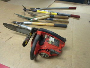 lot 422 image: HOMELITE CHAINSAW, ASSORTED GARDEN TOOLS, LOPPERS, TRIMMERS, MORE