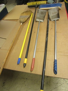 lot 423 image: STANDING DUST PANS, BROOMS