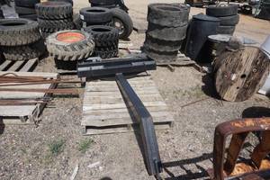 lot 13 image: Brand New Universal Mount Bobcat Skid Loader Skid Steer Boom Attachment