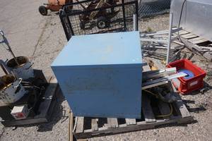 lot 60 image: Heavy Duty Large Metal Tool Box
