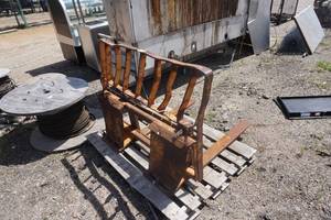 lot 17 image: Universal Mount Bobcat Skid Loader Skid Steer Pallet Fork Attachment