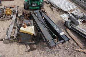 lot 21 image: Amerequip Model LM1626 Hydraulic Truck Bed Hoist