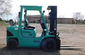 lot 4 image: 2000 Mitsubishi FG30K Forklift