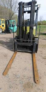 lot 5 image: 1998 Clark CGP25 Forklift