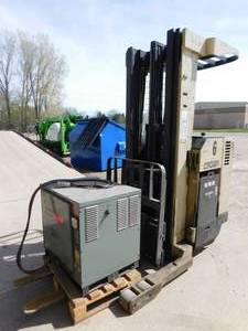 lot 10 image: 1994 Crown 3020-35 36V Reach Forklift