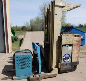 lot 11 image: 1984 Crown 35RRTT 24V Reach Forklift
