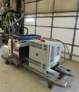 lot 12 image: 2003 Crown PE4000-80 Ride On Pallet Jack