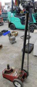 lot 32 image: ATD 7328 Air Powered Jack