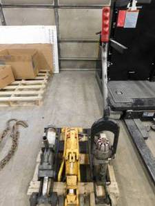 lot 33 image: 3 - Forklift Jacks