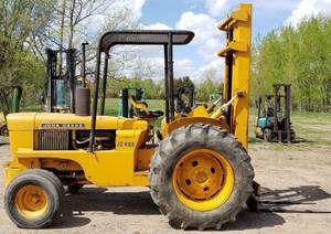 lot 2 image: John Deere 480 Straight Mast Tractor Lift