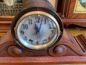 lot 6 image: Mahogany Mantle Clock - Made in USA- Works