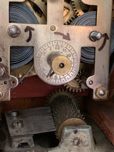 lot 18 image: Small Oak Clock- German