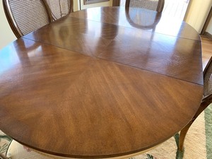 lot 28 image: Drexel Heritage Dining Room Table and Six Chairs