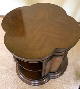 lot 31 image: Scallped Edge SideAccent Table