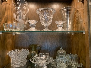 lot 53 image: Large lot of glassware