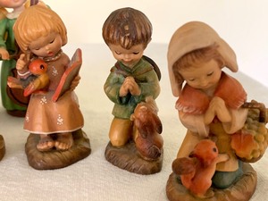 lot 50 image: Lot of 8 Anri Wood Carvings