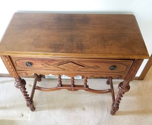 lot 72 image: 1920s beautiful spindle leg console table with single drawer.