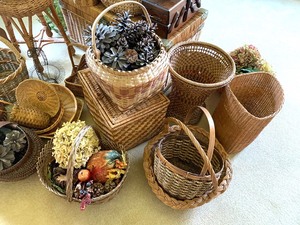 lot 99 image: Lot of baskets.