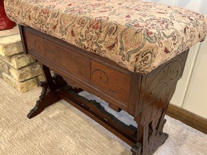 lot 103 image: 1880s Walnut Slipper Bench