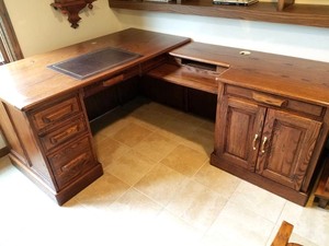 lot 105 image: Large Corner Desk with extra side piece