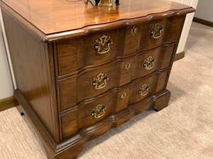 lot 98 image: Small Thomasville three drawer chest with brass handles
