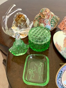 lot 43 image: Lot of glass trinkets and treasures