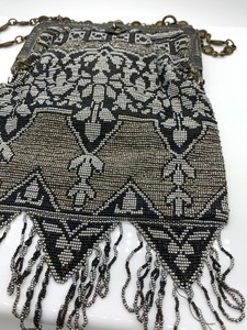 lot 175 image: Vintage Gray and Black Beaded Purse