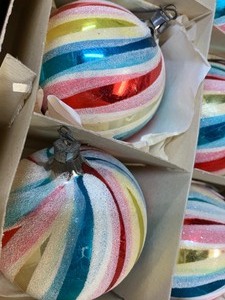 lot 211 image: Lot of Christmas Decor