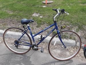 lot 1 image: Specialized Crossroads Ladies Bike 21 Speeds. 700-38 Tire Size
