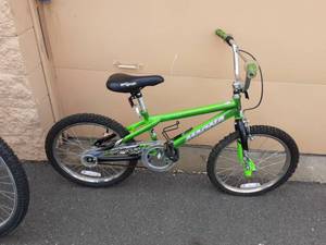 lot 9 image: Magna 20 Rip Claw Boys Bike