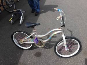 lot 11 image: Next Slumber Party 20 Girls Bike