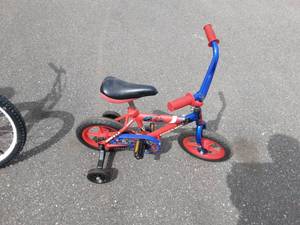 lot 12 image: Spider Man Little Boys Bike With Trainers