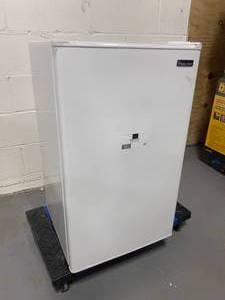 lot 27 image: MAGIC CHEF 3.3 cu. ft. Mini Fridge in White