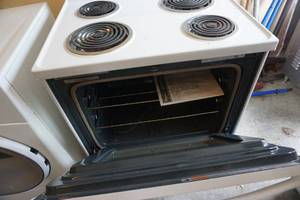 lot 9 image: Whirlpool Model WFC310SEW0 Electric OvenRange