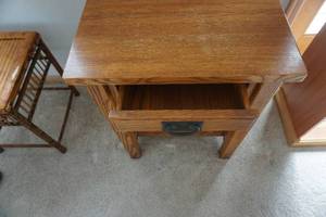 lot 20 image: Solid Oak Single Drawer Night Stand