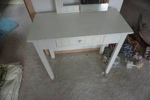 lot 33 image: Wood White Finished Single Drawer Make Up Station Desk With Mirrors