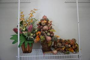 lot 110 image: Lot of Artificial Decorative Floral Pieces